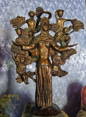 민간 영웅 "자달레스키 나나"(자달레스크의 어머니)의 조각상. "오세트족의 어머니"라고도 불리며, 티무르의 침략 당시 동굴에 고아들을 숨겼다고 전해진다.