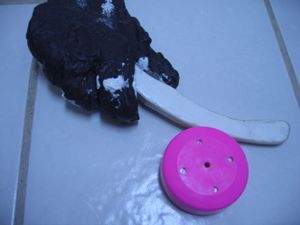 수중 하키 퍽이 스틱에 의해 밀려나고 있다.