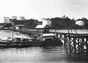 1905년에서 1914년 사이에 촬영된 타라칸의 원유 저장 탱크와 부두