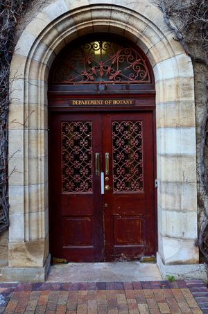 식물학과 건물에 있는 볼러스 허바리움 도서관 입구.