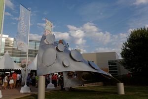 오샤와 아레나의 예술 작품