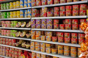 선반 위의 라면.