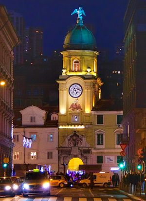 1876년 필버트 바자리그가 설계한 코르조를 내부 도시와 연결하는 아치형 관문 위에 있는 바로크 양식의 시계탑