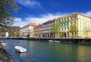 시내 중심부의 르예치나 강