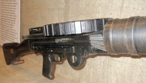 캐나다 엘긴 군사 박물관에 있는 루이스 기관총. 총의 황동색 원통형 냉각덮개 내부에 장착된 연한 회색 지느러미가 있는 알루미늄 방열판의 후단이 보인다.