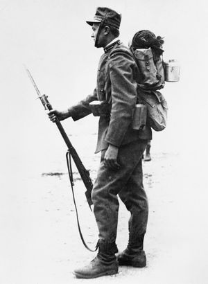 완전 행군 장비를 착용한 이탈리아 보병