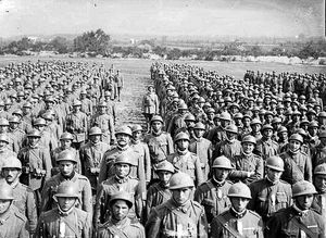 장군의 연설을 듣고 있는 이탈리아 병사들