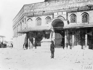 보병 제58 보병대대(58th Vaughan's Rifles)의 인도 병사가 돔 오브 더 락을 경비하고 있다.