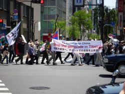 「중국 공산당에게. 티베트에서의 학살을 멈춰라」