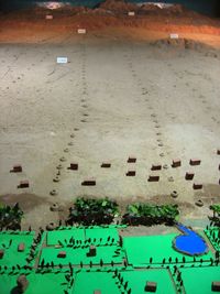 투르판 수박물관의 투르판 관개 시스템(카레즈) 모형: 물은 산에서 모여 포도밭까지 지하로 운반된다.