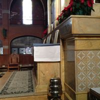 제단 향한 제의 스타일의 고교파 교회 높은 제단