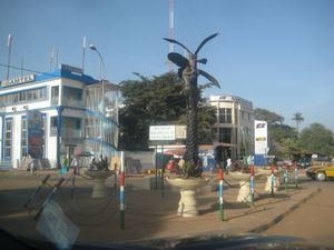 2층 건물과 연석에 설치된 볼라드가 있는 도로 교차로.