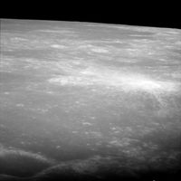 마레 스푸만스 북쪽, 왼쪽에 KAMP 크레이터(뚜렷하지 않음)