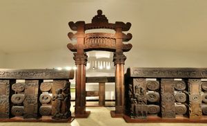 바르후트 스투파(Bharhut Stupa)의 난간에는 자타카(jātaka) 그림이 있는 둥근 장식이 있다