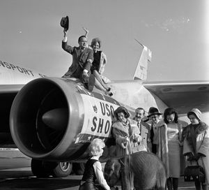 1964년 LAX에서 코미디언 밥 호프와 일행과 함께