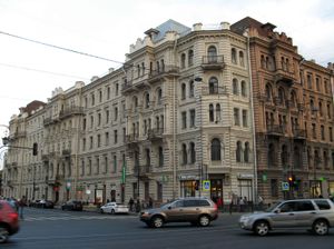 브로드스키 기념 석판이 갈색 건물 1층 중앙에 보이는 상트페테르부르크의 무루지 하우스