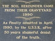 런던(London) 건너스베리(Gunnersbury)에 건립된 추모비. "소비에트 연방이 50년 동안 해 온 수치스러운 '진실 부정'을 1990년 4월 최종적으로 인정했다"는 내용이 비문에 새겨져 있다.