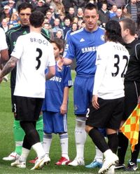 2010년 2월 27일, 맨체스터 시티와 첼시의 경기 시작 전 웨인 브리지가 존 테리와 악수를 거부하는 모습.