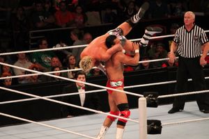 알베르토 델 리오에게 점핑 DDT를 시전하는 돌프 지글러