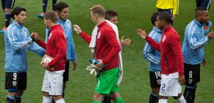 제라드(왼쪽에서 두 번째)가 2014년 6월 19일 2014 FIFA 월드컵에서 우루과이의 루이스 수아레스와 악수하고 있다.