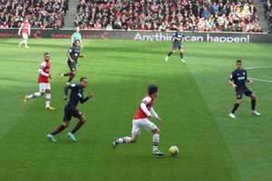 2013년 2월 블랙번 로버스(Blackburn Rovers)와의 경기에서 볼을 소유하고 있는 로시츠키