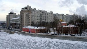 정부 엘리트를 위해 1931년에 완공된 제방 위의 집(House on the Embankment); 코시긴은 그곳에 살았다.