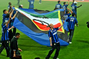 캄비아소(전면)는 2008년 인터 밀란의 세리에 A 16번째 우승을 자축하고 있다.