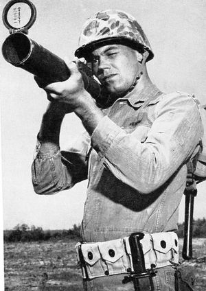 1961년 LAW 시제품. 앞덮개 역할도 했던 거부된 조준기를 보여준다.