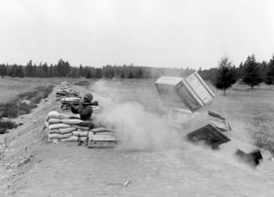 포장 상자를 사용하여 M72의 배면 폭발 위험을 보여주고 있다.