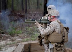 M72을 발사하는 미 해병대원(포트 A.P. 힐, 2015년)