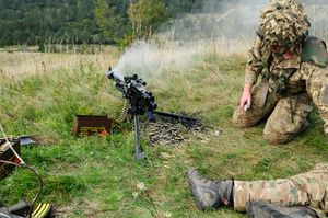 L4A1 삼각대 마운트, 개머리판 대신 반동 완충 장치, 수신기 왼쪽에 장착된 C2A2 지원 무기 조준경이 장착된 지속 사격용 구성의 L7A2 GPMG