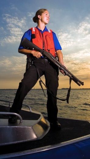 맥딜 공군기지 소속 미국 공군 보안경찰대 해상 순찰 여군 조종사가 휴대한 M870