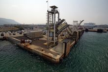 페리 부두의 접안시설. 화면 중앙의 탑이 여객용 보딩브리지, 오른쪽이 차량용. 다카마쓰 동항