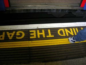 런던 지하철 곡선 승강장에서 흔히 볼 수 있는 표시.