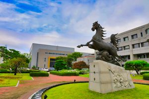 한국체육대학교를 상징하는 본관 앞 천마상