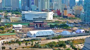 아비치가 True의 자료를 선보인 마이애미 바이센테니얼 공원의 울트라 뮤직 페스티벌