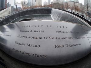 9·11 메모리얼 북쪽 풀(North Pool)에 있는 N-73번 패널에는 전 LG화재해상보험 미국 지점장 구본석(具本錫)의 이름이 새겨져 있다.