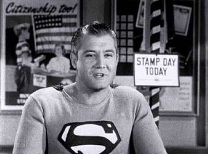 배우 조지 리브스(George Reeves)가 슈퍼맨을 위한 우표의 날(Stamp Day for Superman)에서 슈퍼맨을 연기하고 있다. 영화 출연 이후 그는 텔레비전에서 슈퍼맨을 연기한 최초의 배우가 되었다.
