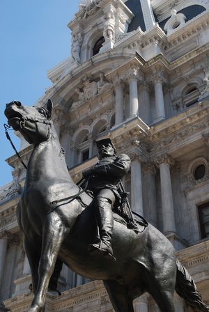 필라델피아 시청 앞에 있는 매클렐런 동상