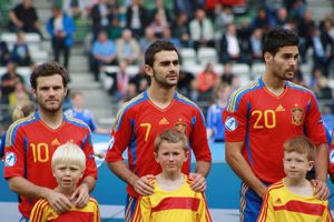 후안 마타 (왼쪽), 아드리안 로페스 (중앙)와 보티아가 스페인 U-21을 위해 나란히 서 있다.