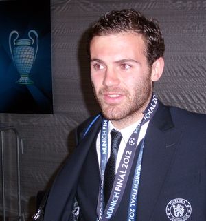 첼시 유니폼을 입고 UEFA 챔피언스리그 우승 메달을 착용한 마타