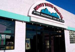 스톤이 16개의 작품에 출연했던 애리조나주 피닉스의 밸리 유스 시어터