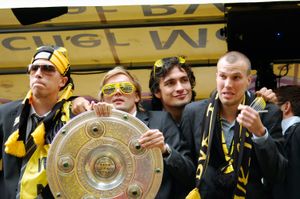 보루시아 도르트문트 선수들 (왼쪽부터: 마르코 슈티퍼만, 마르첼 슈멜처, 마츠 훔멜스, 케빈 그로스크로이츠)가 2011년 분데스리가 우승을 자축하고 있다.