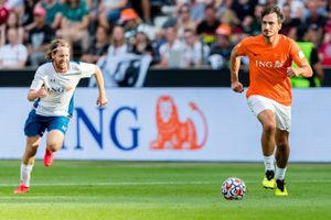 훔멜스(오른쪽)와 2022년 자선 축구 경기에서 만난 포뮬러 원 드라이버 세바스티안 페텔