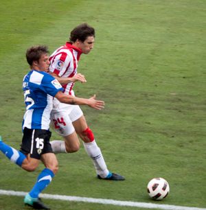 2010년 아틀레틱 빌바오(Athletic Bilbao)에서 활약하는 마르티네스(오른쪽)