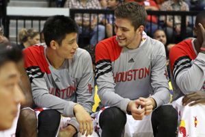 린과 챈들러 파슨스 휴스턴 벤치에서