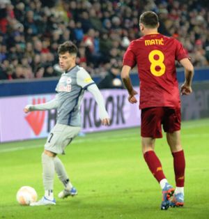2023년 2월 UEFA 유로파리그 넉아웃 라운드 플레이오프에서 FC 레드불 잘츠부르크의 니콜라스 카팔도를 상대로 수비하는 마티치