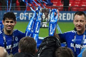 2015년 풋볼 리그컵 결승전에서 득점자 코스타와 John Terry가 첼시의 승리를 축하하고 있다