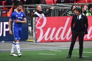 콘테는 2017 FA컵 준결승에서 토트넘을 상대로 디에고 코스타와 함께