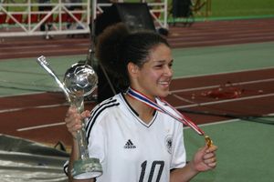 샤시치와 FIFA U-19(현 U-20) 여자 월드컵 트로피